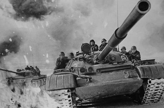 冷战期间演习中的苏军坦克步兵。他们的座驾是T62型坦克。主角叙述的则是T72坦克的事故