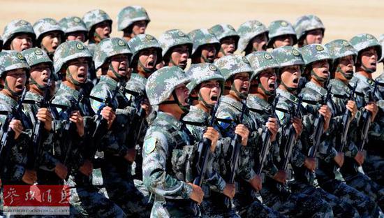 资料图:2014年8月24日,解放军参演官兵在“和平使命-2014”联合反恐军事演习开始仪式上接受检阅。