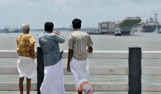 ͼƬ£ºÓ¡¶È¾ÓÃñΧ¹ÛÊ×ËÒº½Ä¸ÏÂË®¡£¿É¼ûº½Ä¸¼×°åÉϿտÕÈçÒ²£¬»ù±¾¾ÍÔìÁ˸ö¿Ç±ã¼±³å³åÏÂË®ÁË¡£