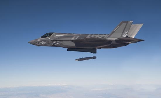 
	2013年12月首次进行JDAM投放测试的F-35 
