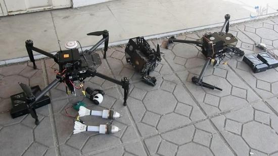
	IS展出了被他们击落的属于IFP的DJI无人机，由照片上可以看到，伊拉克警察做的无人机炸弹比IS做的要用心不少 
