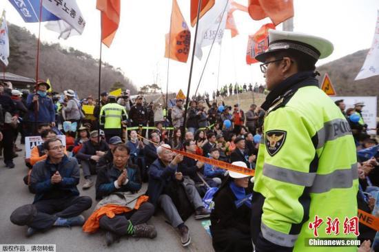 据韩联社报道,韩国共同民主党院内代表禹相虎16日表示,首尔应该让新政府决定部署“萨德”的问题,并确保该问题不会破坏韩国和邻国的关系。