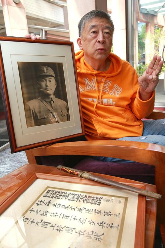 吉民立与父亲吉星文的照片、任官状