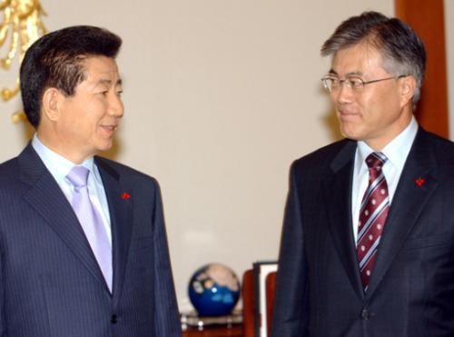 资料图片：卢武铉（左）与文在寅。