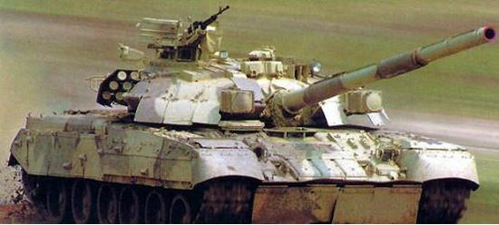 高速行驶的T-80坦克