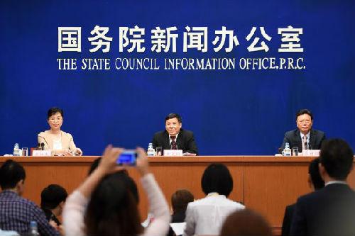 5月12日,国务院新闻办公室在北京举行吹风会,请财政部副部长朱光耀(右二)、商务部副部长俞建华(右一)介绍中美全面经济对话框架下经济合作百日计划早期收获相关情况,并答记者问。(新华社发)