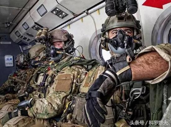图片：美军高空特种跳伞的装具。
