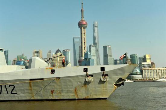 图片：访问上海的拉菲特级导弹护卫舰“库尔贝”号。