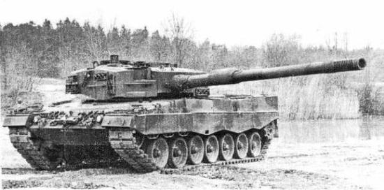 图片：西方在冷战时期研制的几种140毫米坦克炮。