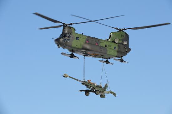 CH-47吊运M777榴弹炮