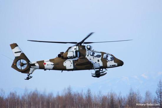 图片：OH-1“忍者”是一种纯粹的侦察直升机，并没有对地攻击武器，只能携带4枚短程空空导弹自卫。