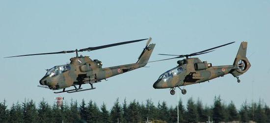 图片：日本陆上自卫队AH-1“眼镜蛇”（左）与OH-1“忍者”（右）配合作战。