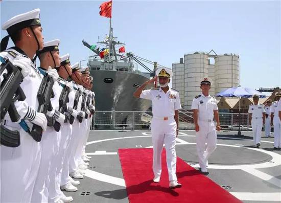 巴基斯坦海军参谋长扎考拉上将检阅编队仪仗队(禹威摄).JPG