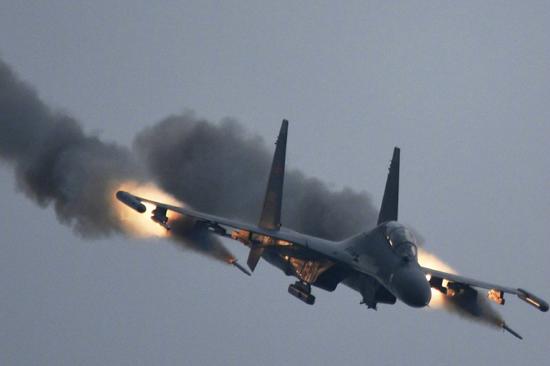 首批装备歼16战机部队曝光 服役数量或超40架