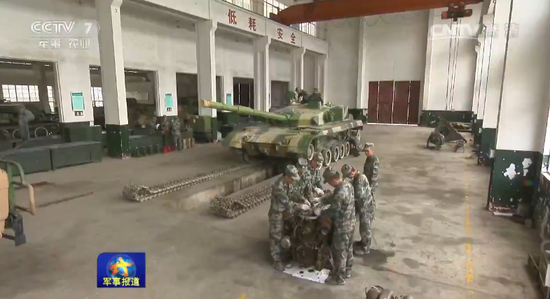 2009年,该部扩编,接装96A型主战坦克。王宇当时还是89式装甲输送车驾驶员,脱颖而出,被选拔为坦克驾驶员(图为军事报道截图)