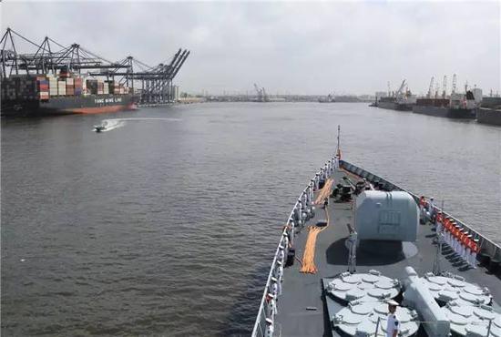 编队抵达巴基斯坦卡拉奇港 (2)——禹威摄.jpg
