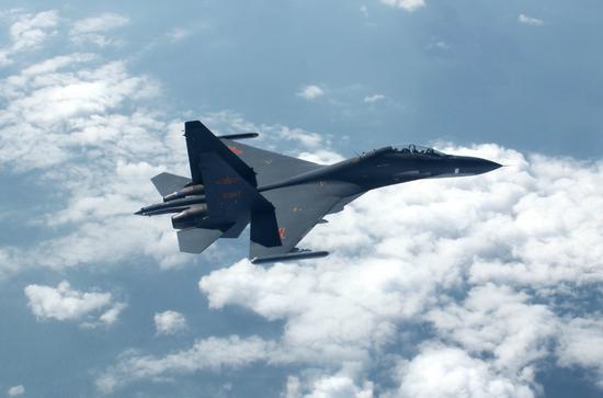 首批装备歼16战机部队曝光 服役数量或超40架