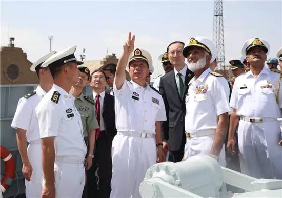 编队指挥员沈浩向巴基斯坦海军参谋长扎考拉上将介绍我军舰(禹威摄) (1).JPG