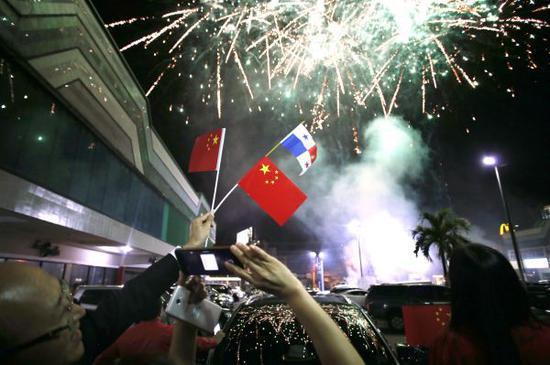 6月12日，在巴拿马首都巴拿马城的华人社区，人们在巴拿马与中国建交的庆祝活动上拍摄烟花。新华社发