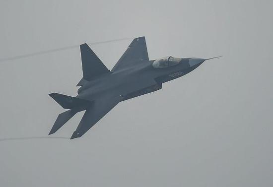 FC-31战斗机在珠海航展中心上空进行飞行表演。 新华社发