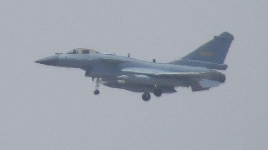 我军已大量装备歼16和歼10B战机 FC31国内前