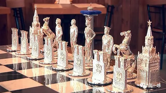
	不久前一名俄罗斯珠宝商制作的黄金国际象棋： 普京率凯瑟琳、朱可夫、苏沃洛夫等组成的白方，对抗奥巴马领衔的黑方