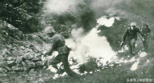图为二等功臣郗文华烈士背着火焰喷射器在老山战区167高地作战行动中通过越军炮火封锁。