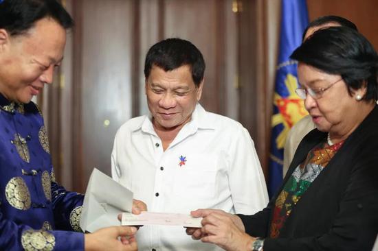 中国向陷入战乱的菲律宾城市捐款 赠菲5000万