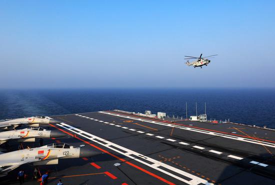 点击查看大图 直-18救援直升机起飞,开始准备进行舰载机回收作业,此外可以从上面的图可以看到,122号战机上携带了鹰击-83K挂飞训练弹