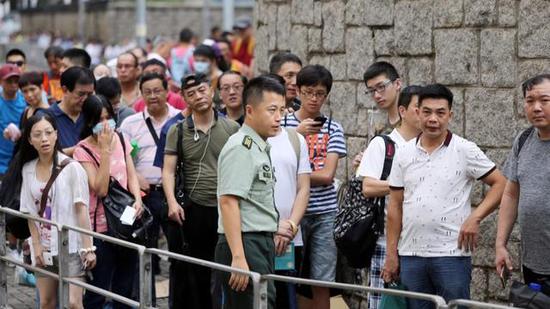 很多香港年轻人也迫切想参观辽宁号