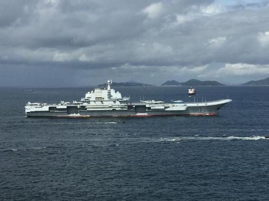图片：“辽宁”舰停泊在海上锚地，要参观必须乘坐交通艇上舰。