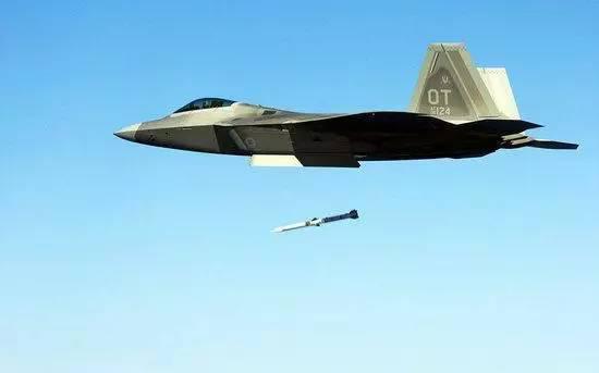 F-22使用AIM-120C/D系列空空导弹具有很大优势