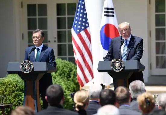 6月30日，在美国华盛顿白宫，美国总统特朗普（右）与韩国总统文在寅出席联合新闻发布会。（新华社发）