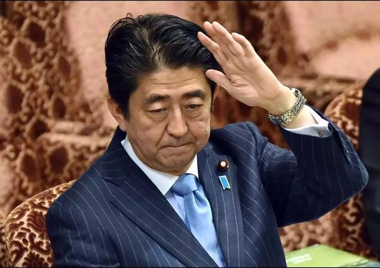 但他算盘没打好，输了东京都议会选举也失了民心。