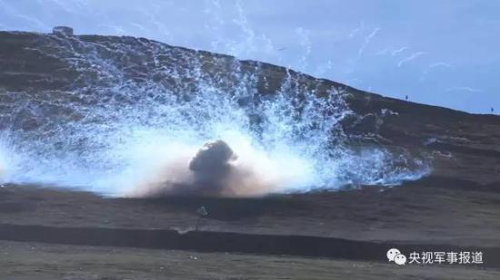 工兵分队释放烟雾,干扰“敌军”