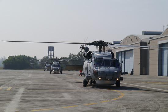 1500163731746903.jpg 台媒称,台军承德舰(上图)的S-70C反潜直升机(下图),进入辽宁舰编队目视距离进行影像拍摄。(图片来源:台湾《上报》)