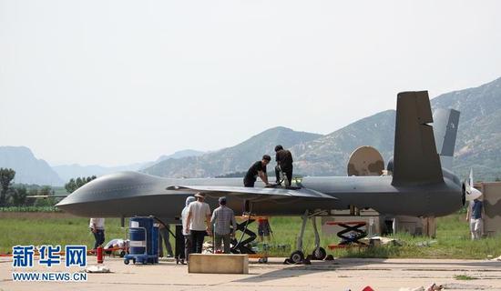 7月14日下午,工作人员为我国量产型彩虹五无人机做试飞前准备工作。