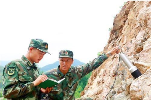 WechatIMG721 物理伽玛能谱测量是军事地质调查的一种有效手段,图为官兵正在野外进行实地勘测。柳睿荣摄