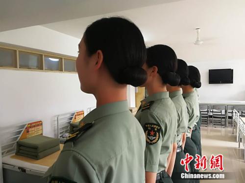 女兵们的发髻尺寸也有着严格要求 中新网记者 张尼 摄