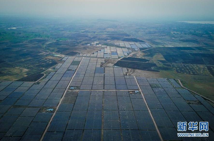 ▲印度南部城市海德拉巴附近的一处光伏电站。中国企业为该电站提供了部分太阳能面板组件和全套的自动日照追踪支架系统。