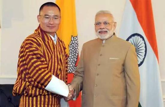 资料图：印度总理莫迪和不丹首相策林·托杰（左）