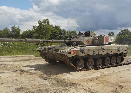 解放军参加坦克两项大赛代表队携96B坦克抵俄