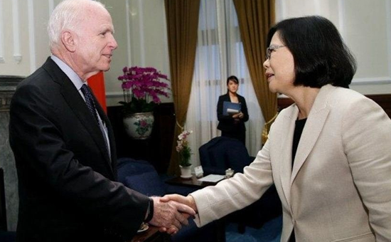 1500540252550870.png 资料图:麦凯恩与蔡英文