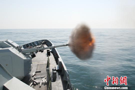 黄石舰组织训练——主炮对海射击。　张腾飞 摄