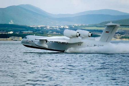 别-200在水面起降看起来更灵活