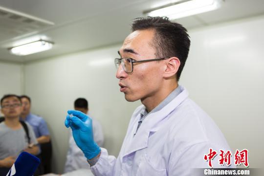 东南大学科研团队接受采访。杭添摄