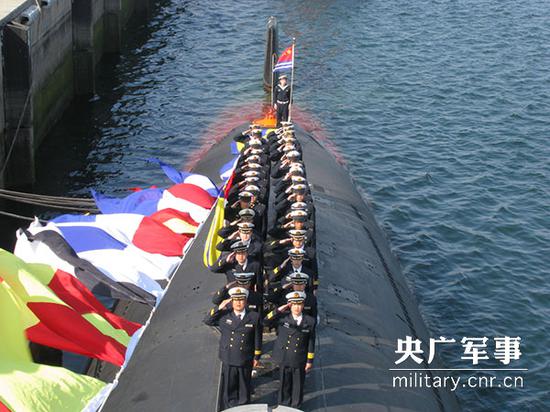 潜艇上的升旗仪式