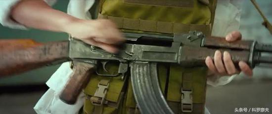影片中还刻意使用了一些旧式枪械，例如早期的美制M16步枪和M4卡宾枪，这既有真实感，也符合欧美国家插手非洲战场的特征。