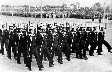开国大典阅兵式上的海军方队。