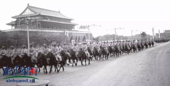 开国大典的阅兵式上,骑兵方阵接受检阅。